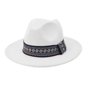 Gedetailleerd aanzicht van de witte wollen fedora hoed met stijlvolle etnische patroonband.