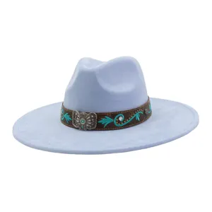 Sombrero fedora azul claro de ala ancha con banda bordada étnica y hebilla metálica.