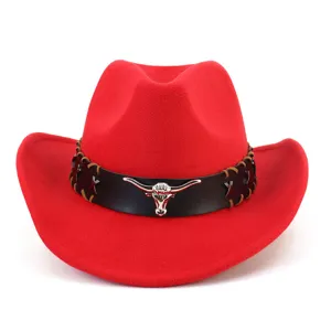 Detailansicht des roten Filz-Western-Cowboyhuts mit schwarzem Lederband und Stierschädel.
