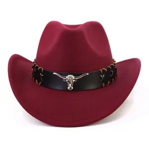 Detailansicht des roten Wollfilz-Western-Cowboyhutes mit schwarzem Leder-Stierkopf-Hutband.