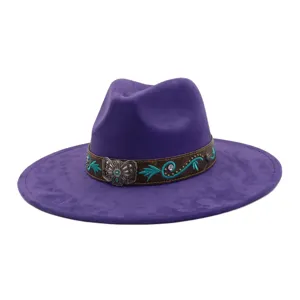 Detalle de sombrero de jazz de ante violeta de ala ancha con bordado turquesa boho.
