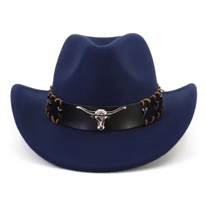 Dunkelblauer Filz Western Cowboy Hut mit schwarzem Lederband und Metall Stierschädel Dekor.