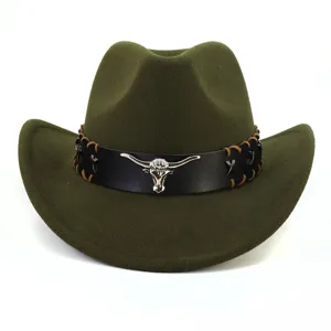 Dunkelgrüner Wollfilz Western Cowboyhut mit schwarzem Lederband und silbernem Stierschädel.