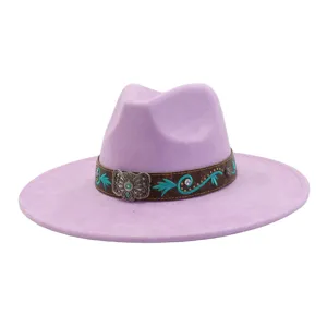 Sombrero fedora de ante morado con cinta de cuero marrón, bordado turquesa y hebilla.