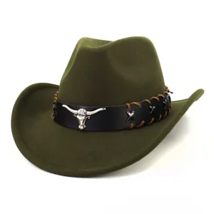 Nahaufnahme des Wollfilz Western Cowboyhutes mit Metall Bullenkopf Detail und Lederband.