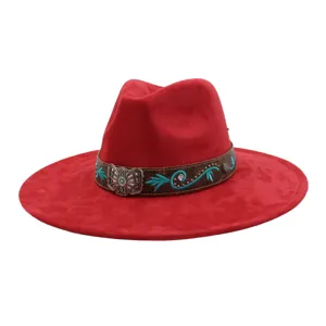 Sombrero fedora de ante rojo con banda de cuero étnica western y hebilla de metal.