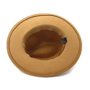 Gedetailleerd bovenaanzicht van de binnenstructuur en het label van een wollen hoed.