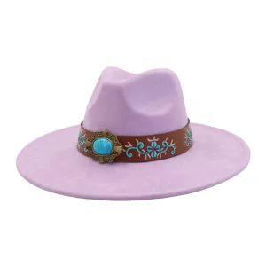 Vista detallada del sombrero fedora de fieltro morado con banda de cuero turquesa.