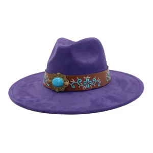 Primer plano del sombrero de ante morado con hebilla turquesa y detalle de bordado