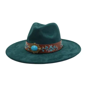 Sombrero Fedora de ante verde con banda de cuero marrón, bordado étnico azul y hebilla turquesa.
