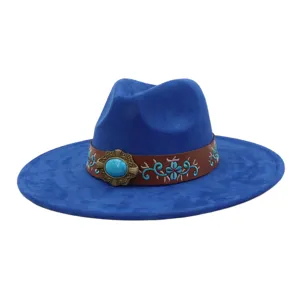 Sombrero de fieltro azul de ala ancha con banda bordada marrón y hebilla turquesa.