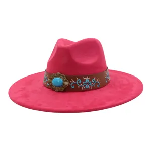 Vista detallada del sombrero fedora rosa de ala ancha con bordado azul y hebilla turquesa