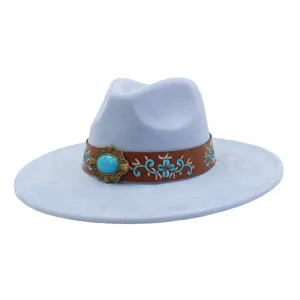 Sombrero fedora azul claro de ala ancha con banda de cuero bordada marrón y hebilla.
