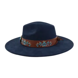 Vista detallada del sombrero fedora de ante azul oscuro con una banda bordada.