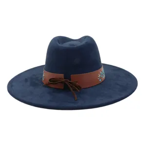 Primer plano detallado del elegante sombrero fedora azul marino con cinturón de cuero marrón.