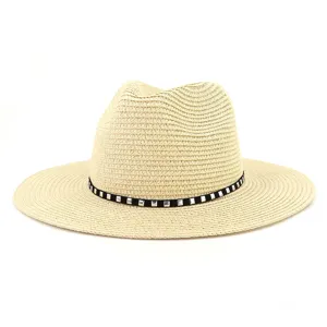 Chapeau fedora en paille beige avec bande cloutée noire, chapeau de plage anti-soleil élégant.