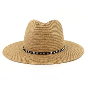 Vue détail chapeau de paille soleil, fedora tissé plage été avec bande noire cloutée métal.