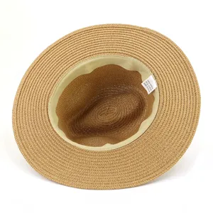 Vue détaillée de l'intérieur du chapeau en paille, avec bande anti-sueur et étiquette.