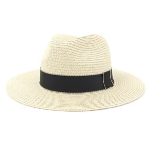 Vue détaillée du chapeau de paille élégant, parfait pour les vacances à la plage et protection.