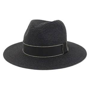 Vue détaillée d'un chapeau de paille noir élégant et chic avec un ruban pour femmes.