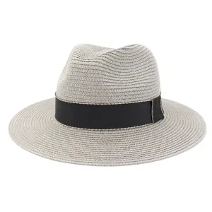Vue détaillée d'un chapeau fedora élégant en paille grise avec un ruban noir classique.