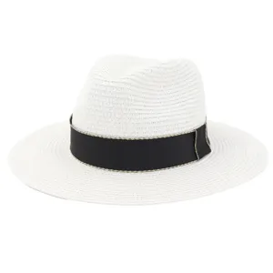 Gros plan sur le chapeau fedora en paille blanche avec ruban noir, chapeau de plage d'ete