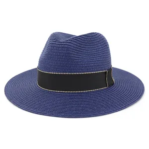 Vue de détail d'un élégant chapeau fedora en paille bleue pour femme avec ruban noir.