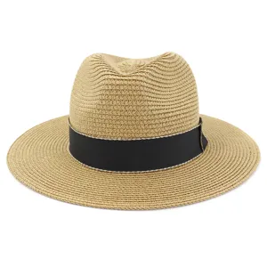 Vue détaillée du chapeau de paille fedora pour femme avec ruban noir, idéal pour la plage.