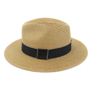Vue detaillee chapeau fedora en paille pour femme avec ruban noir, protection solaire d'ete.