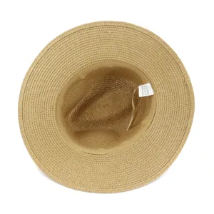 Vue intérieure détaillée du chapeau de paille tissé avec étiquette d'entretien.