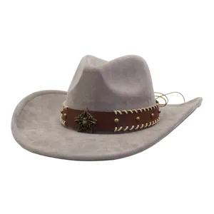 Vista detallada del sombrero de vaquero gris de ante con tira de cuero y remaches.