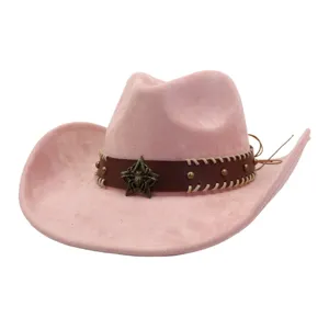 Vista detallada del sombrero de vaquero rosa de ante con banda marrón y emblema de estrella.