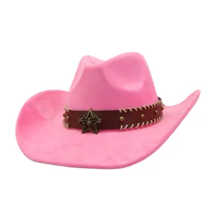 Sombrero de vaquero de ante rosa con banda de cuero marron e insignia de estrella de moda.