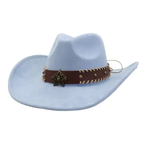 Sombrero de vaquero western de ante azul claro con banda de cuero marrón y estrella metálica.