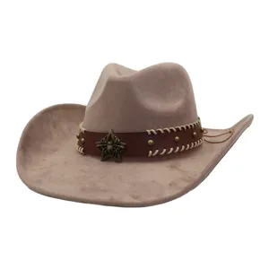 Primer plano del sombrero de vaquero de ante retro con banda de cuero y estrella metal