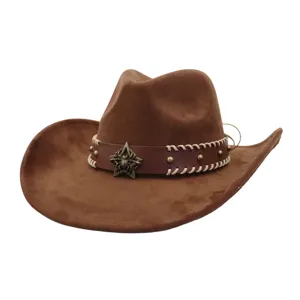 Primer plano detallado del sombrero de vaquero marrón con elegante banda de cuero tachonada.