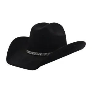 Primo piano del cappello da cowboy western in camoscio nero con dettaglio di fascia di strass.