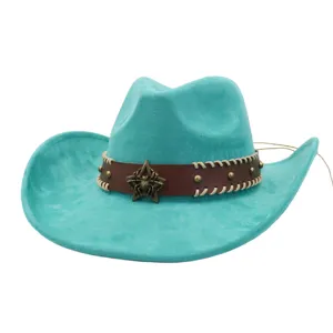 Sombrero de vaquero de ante turquesa con tira de cuero, emblema de insecto y tachuelas.