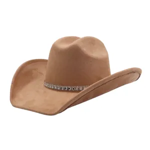 Cappello da cowboy western in camoscio marrone con strass dettaglio, tesa larga e moda.
