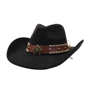 Primer plano del sombrero de vaquero negro con banda de cuero marrón, costuras blancas e insignia de estrella.