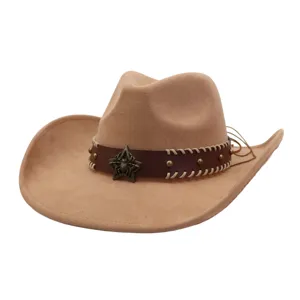 Vista detallada del sombrero de vaquero unisex de ante casual con cinturón de cuero e insignia.