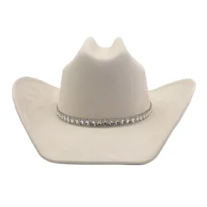 Classico cappello da cowboy western in camoscio con fascia di strass scintillanti.