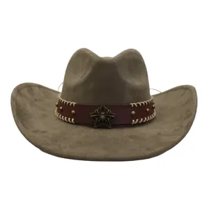 Primer plano del sombrero de vaquero de ante retro con tira de cuero e insignia de estrella araña.