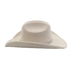 Primo piano dettagliato del cappello da cowboy in camoscio beige con il nastro di strass.
