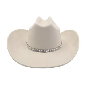 Classico cappello da cowboy western in camoscio beige con fascia di strass, tesa larga.