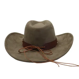 Clásico sombrero de vaquero occidental de ante marrón con banda de cuero y ala ancha.