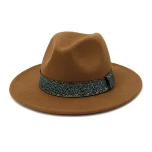 Klassieke bruine wollen fedora hoed met elegante blauw-gouden geweven band en platte rand.