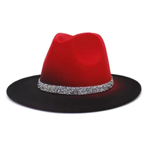 Détail du chapeau fédora ombré rouge et noir avec bande de strass étincelants et large bord stylé.