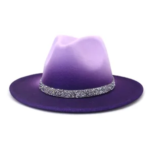 Gros plan sur un chapeau fedora en laine dégradé violet avec une bande de strass brillante.