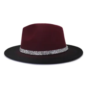 Détail du chapeau fedora élégant en laine rouge vin avec une bande de strass et un bord large.